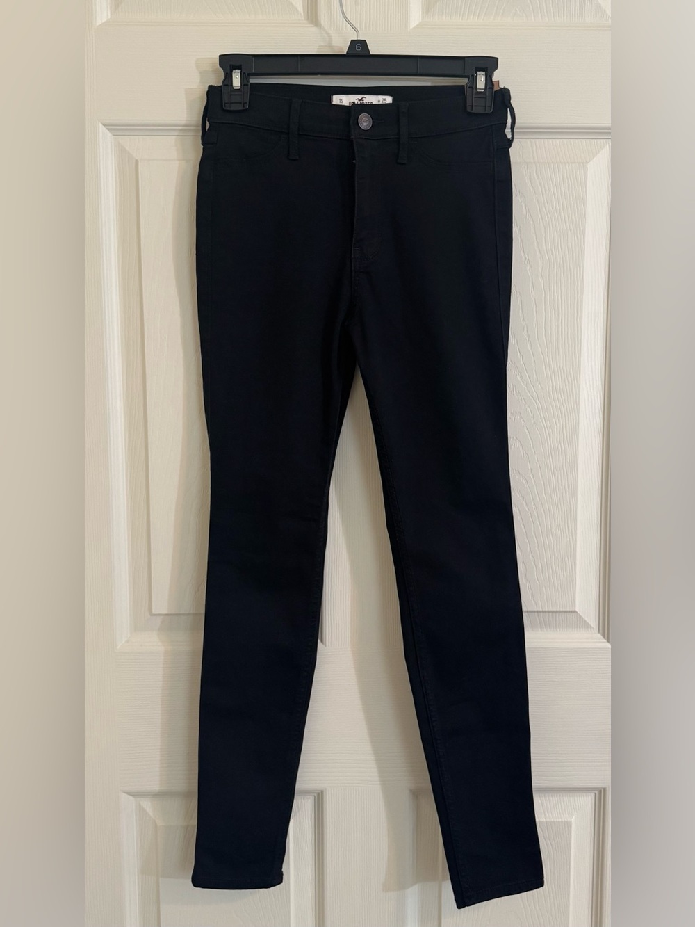 LOOK! 👀 NWT Hollister Young Women’s Black Skinny Jeans 1S 25/27